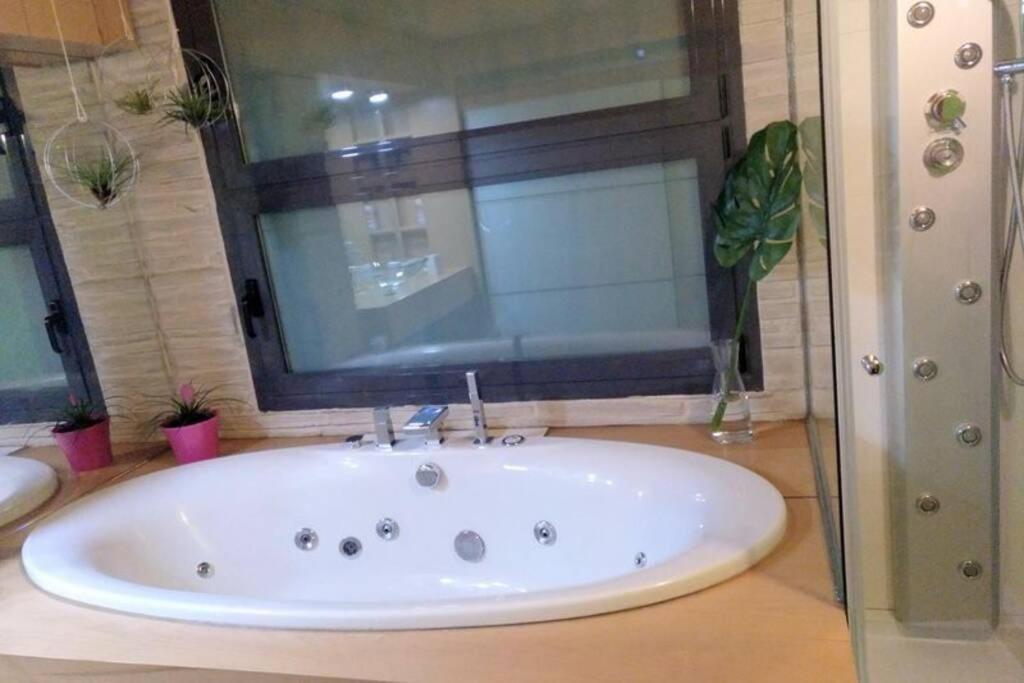 Appartement Cozy Designer Apart / Acogedor Apartamento De Diseno ● Wifi - Jacuzzi - A/C Steamsauna à Madrid Extérieur photo
